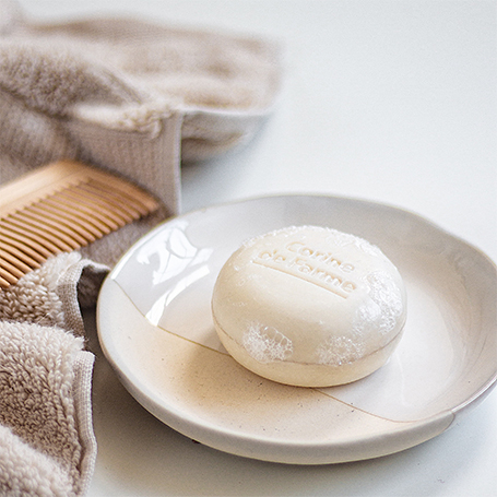 Cheveux gras et après-shampoing solide : la révolution capillaire à la française !